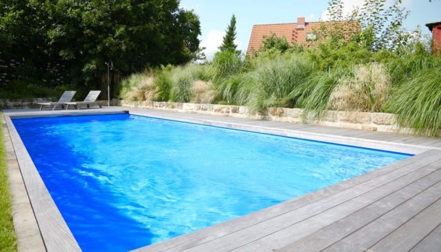 K.IM.S. GmbH Poolbau Pool 10x4x15m Ecktreppe Gegenstromanlage Filteranlage Dosieranlage Waermepumpe Beleuchtung