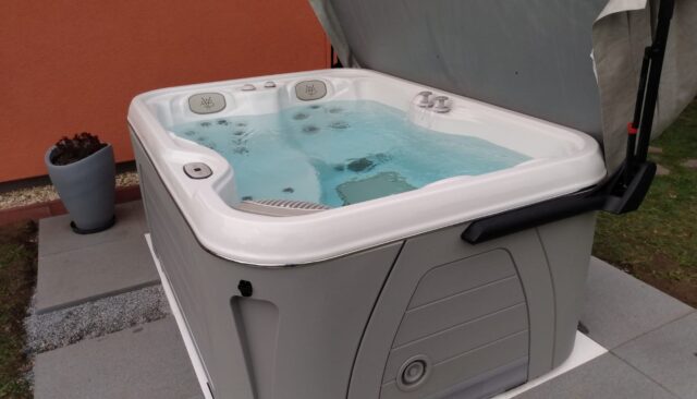 whirlpool-jacuzzi-hydropool-self-cleaning-SE4300-sachsen-brandenbur-1